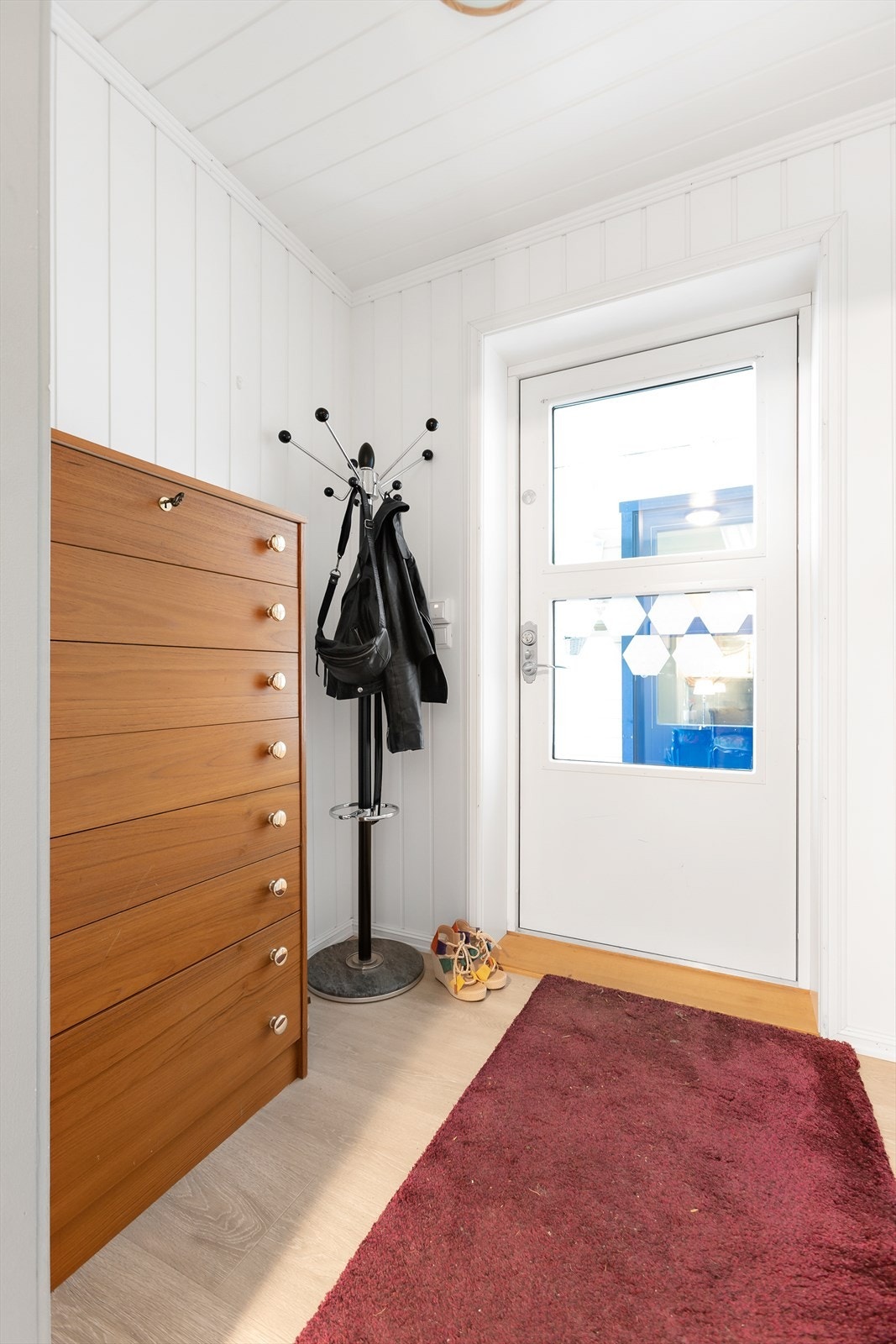 Lys og hyggelig entré med plass til oppbevaring. Galleribilde