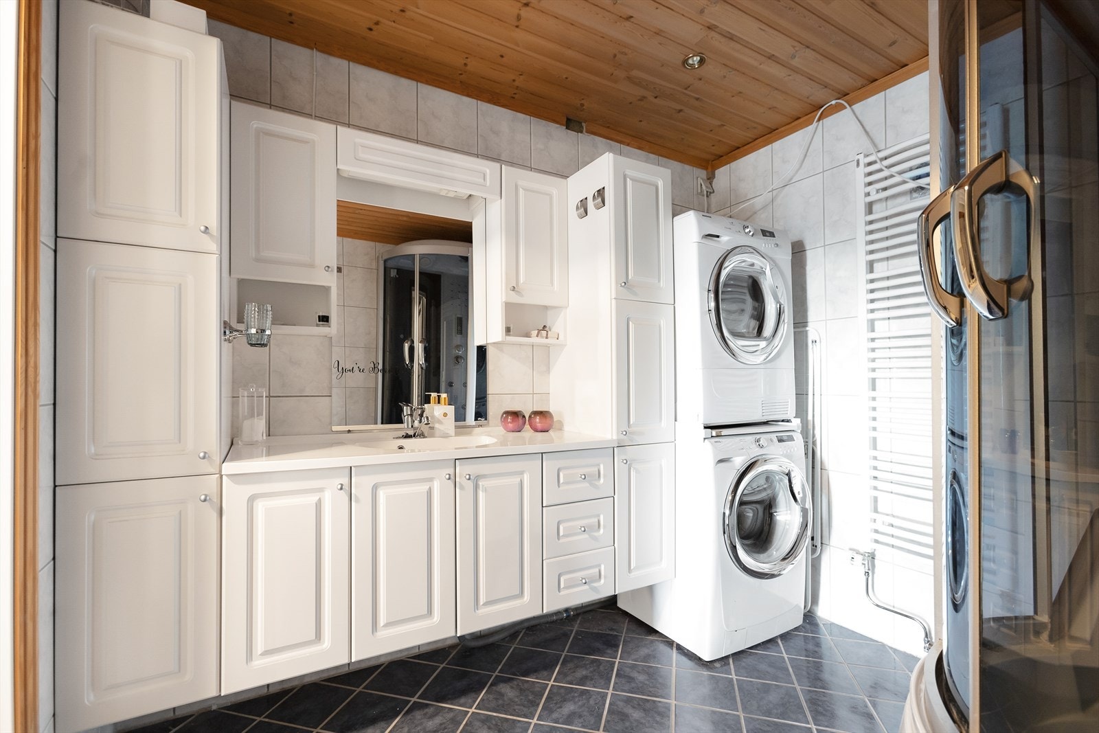 Fint og velholdt bad med plass til vaskemaskin og tørketrommel. Galleribilde