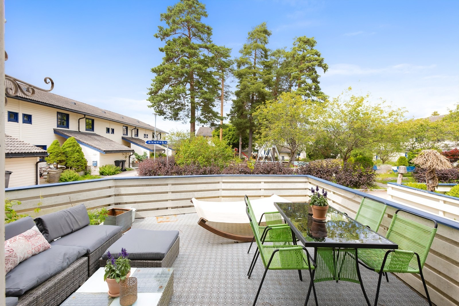 Terrassen har utsikt mot nabolaget. Galleribilde