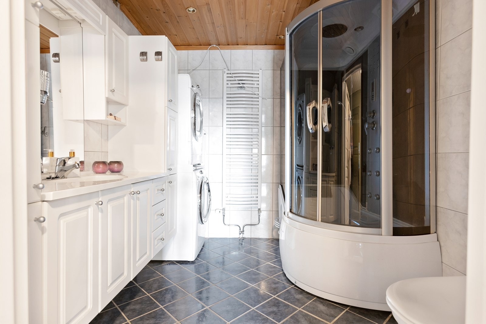 Stort bad med dusjkabinett og vaskesøyle. Galleribilde