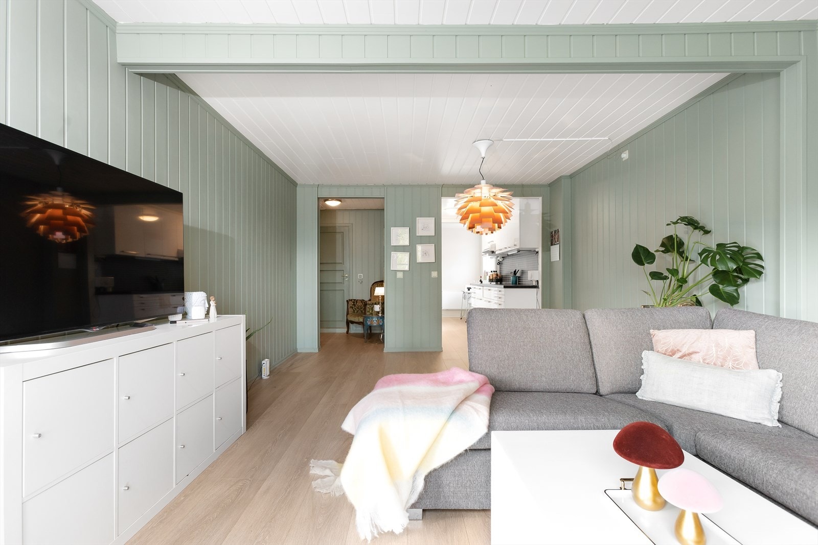 Åpen stue med tilgang til kjøkken. Galleribilde