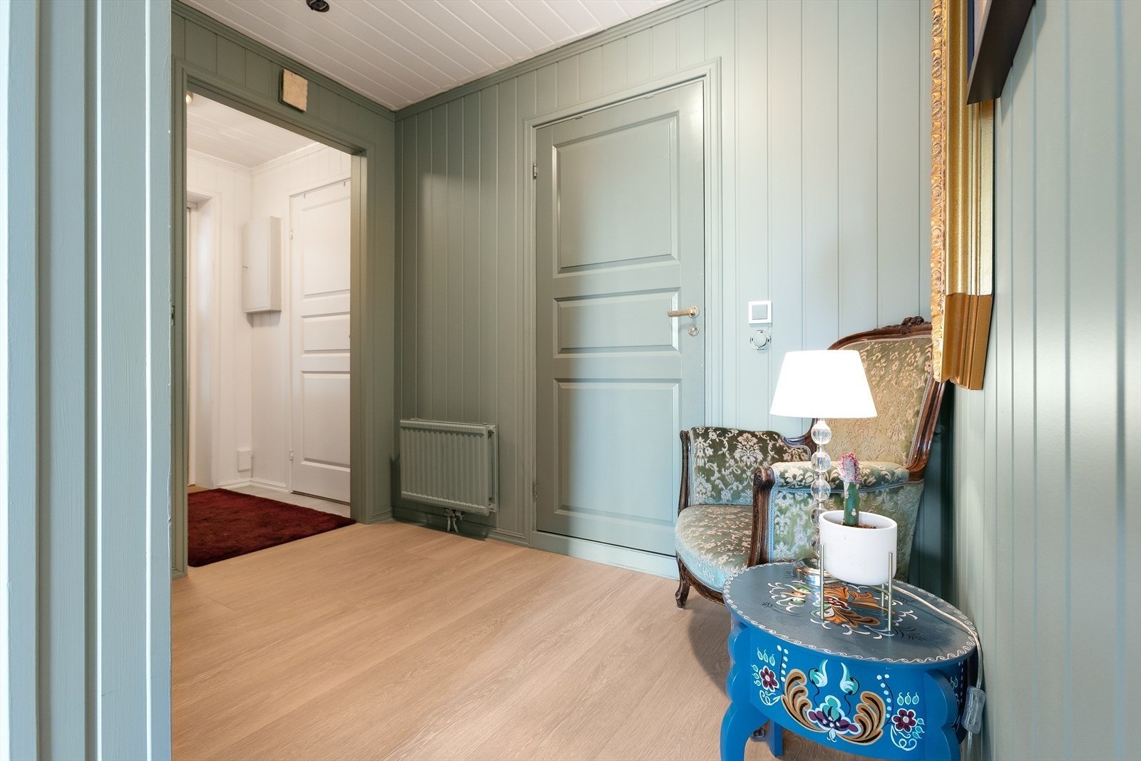 Romslig gang med plass til møbler. Galleribilde