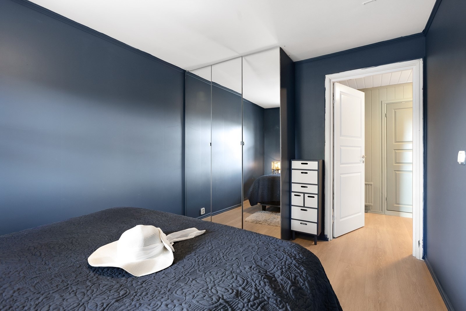 Hovedsoverom med plass til dobbeltseng og garderobeskap. Galleribilde