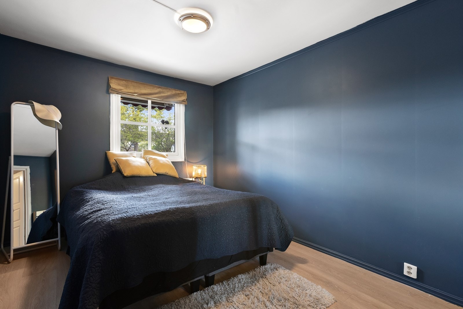 Trivelig og romslig soverom. Galleribilde