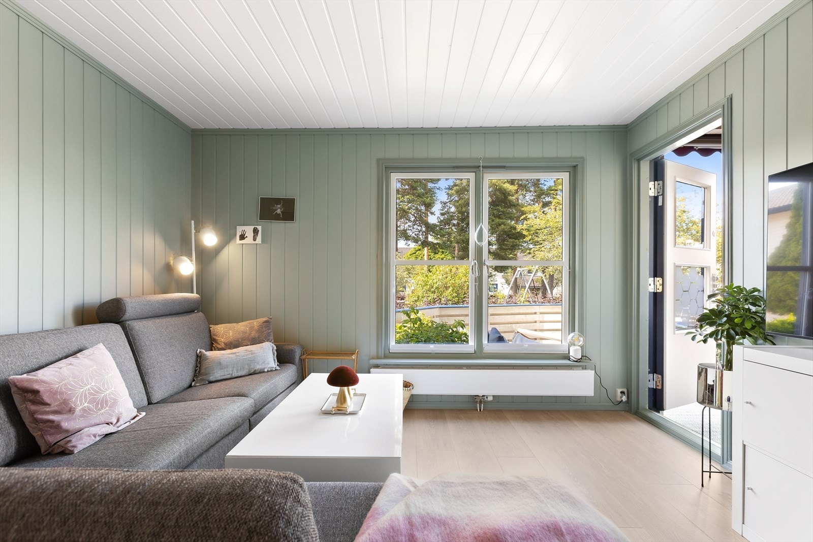 Store vindusflater gir boligen rikelig med naturlig lys. Galleribilde