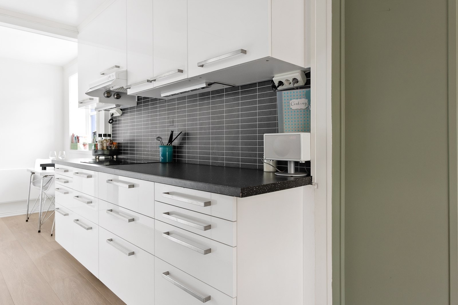 Kjøkken med god skapplass og moderne innredning. Galleribilde