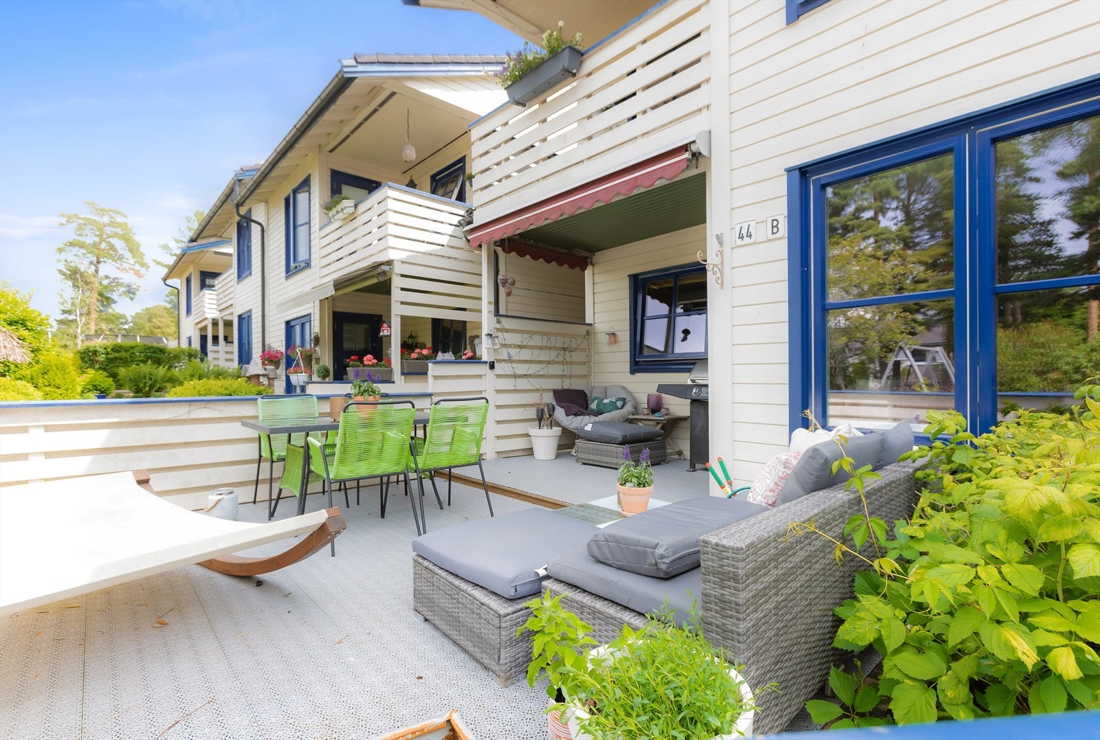 Terrasse med god plass til sittegruppe. Galleribilde