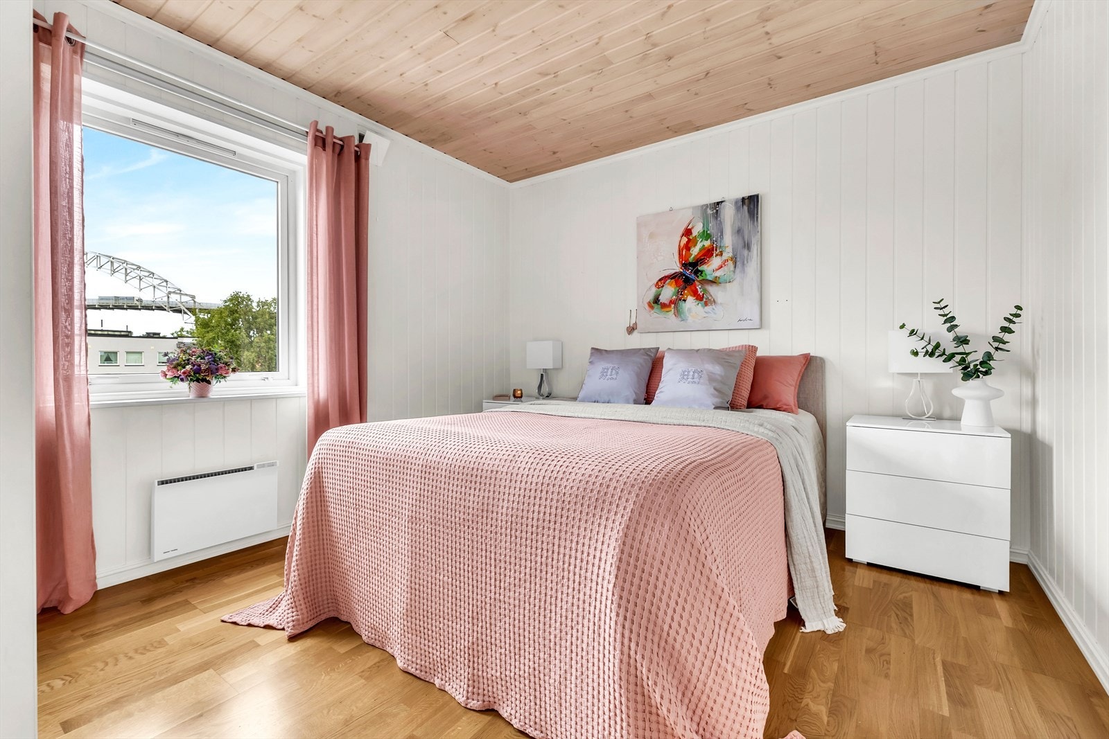 Rommet er utstyrt med skyvedørsgarderobe med speilfronter. Galleribilde