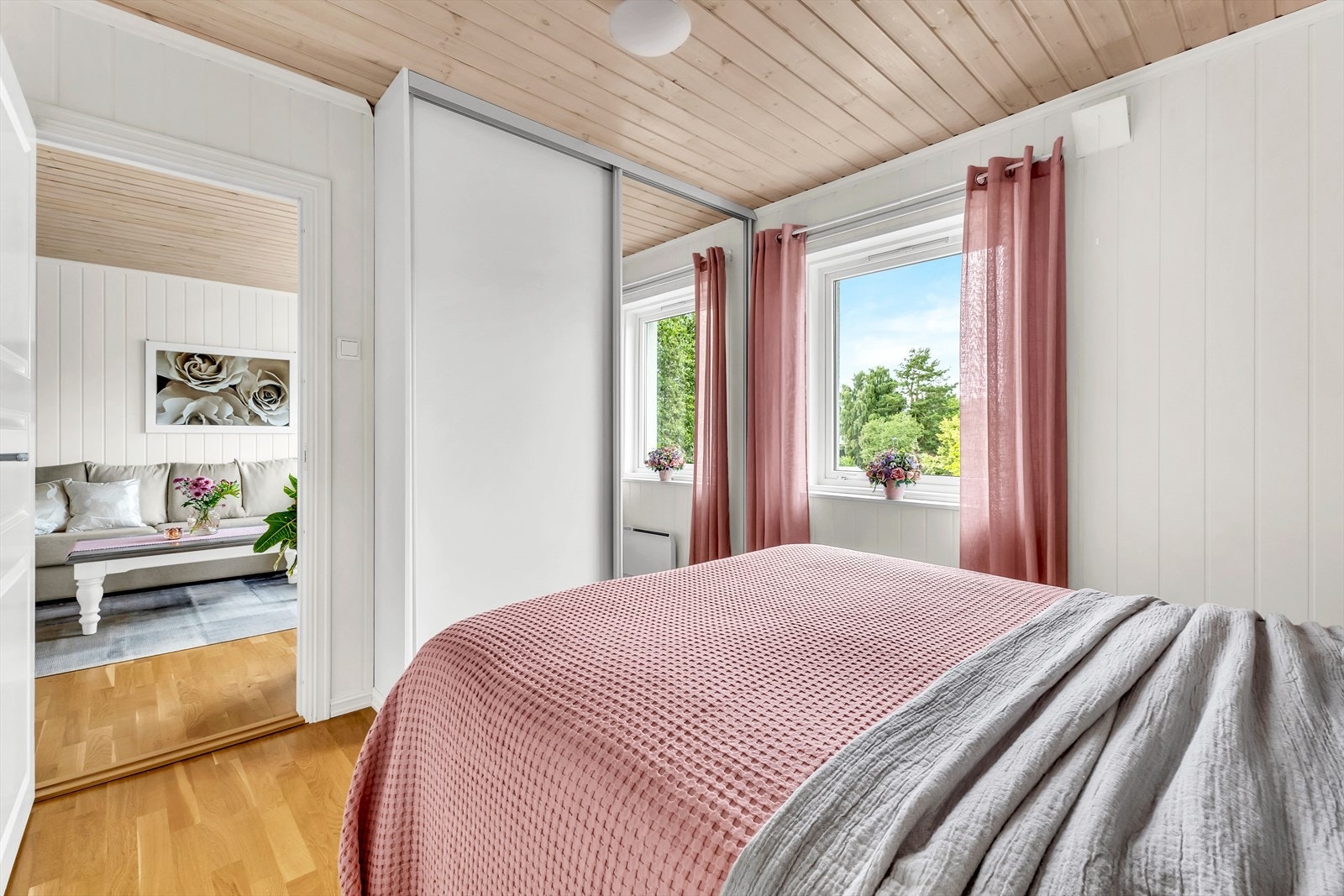 Hovedsoverommet har inngang fra stuen, og er av god størrelse med plass til stor seng og tilhørende nattbord på begge sider samt skyvedørsgarderobe. Galleribilde