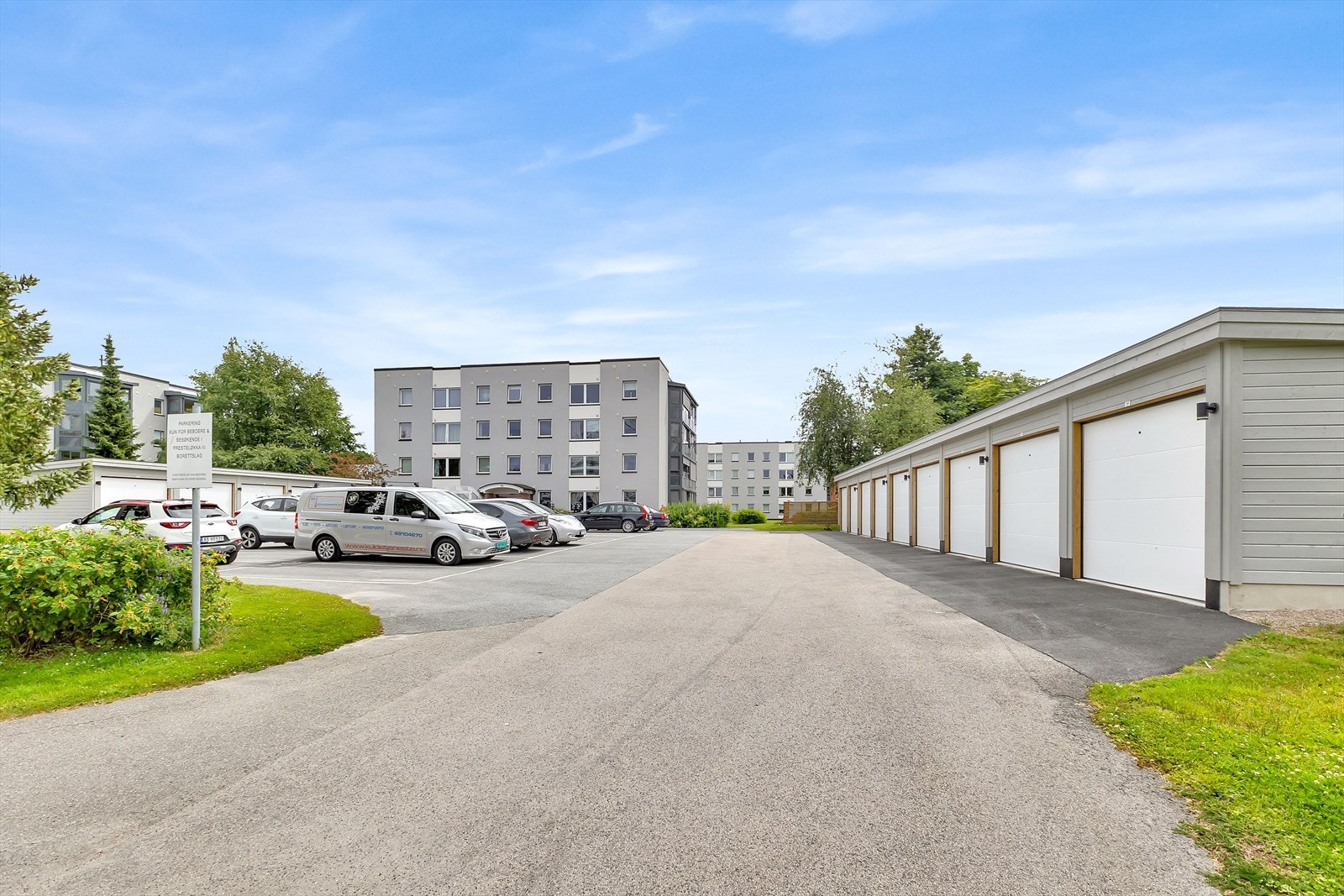Asfaltert gårdsplass og parkering. Det er mulig å leie garasje. Galleribilde