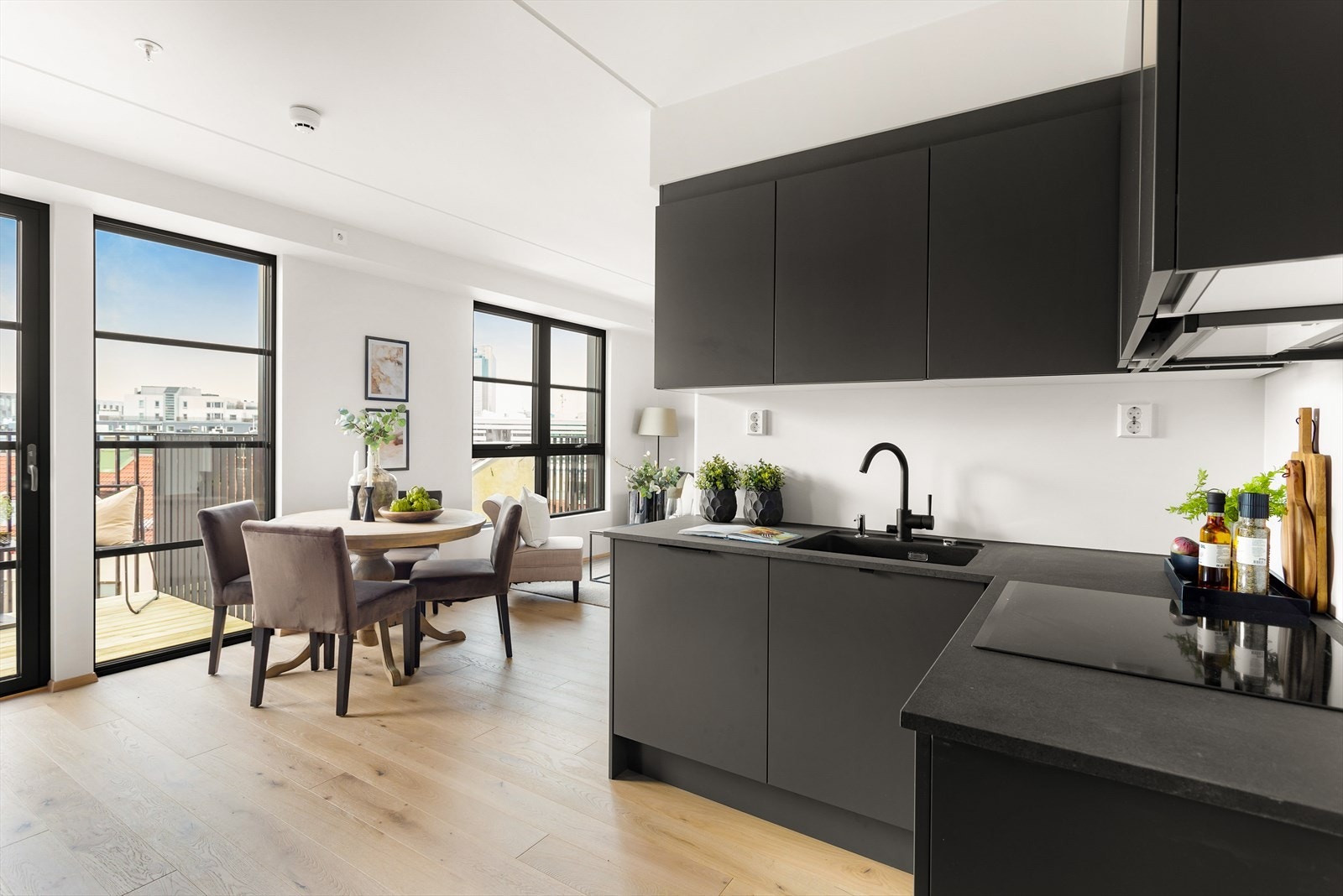 Den åpne løsningen og stilfulle standarden gir en god atmosfære i leiligheten. Galleribilde