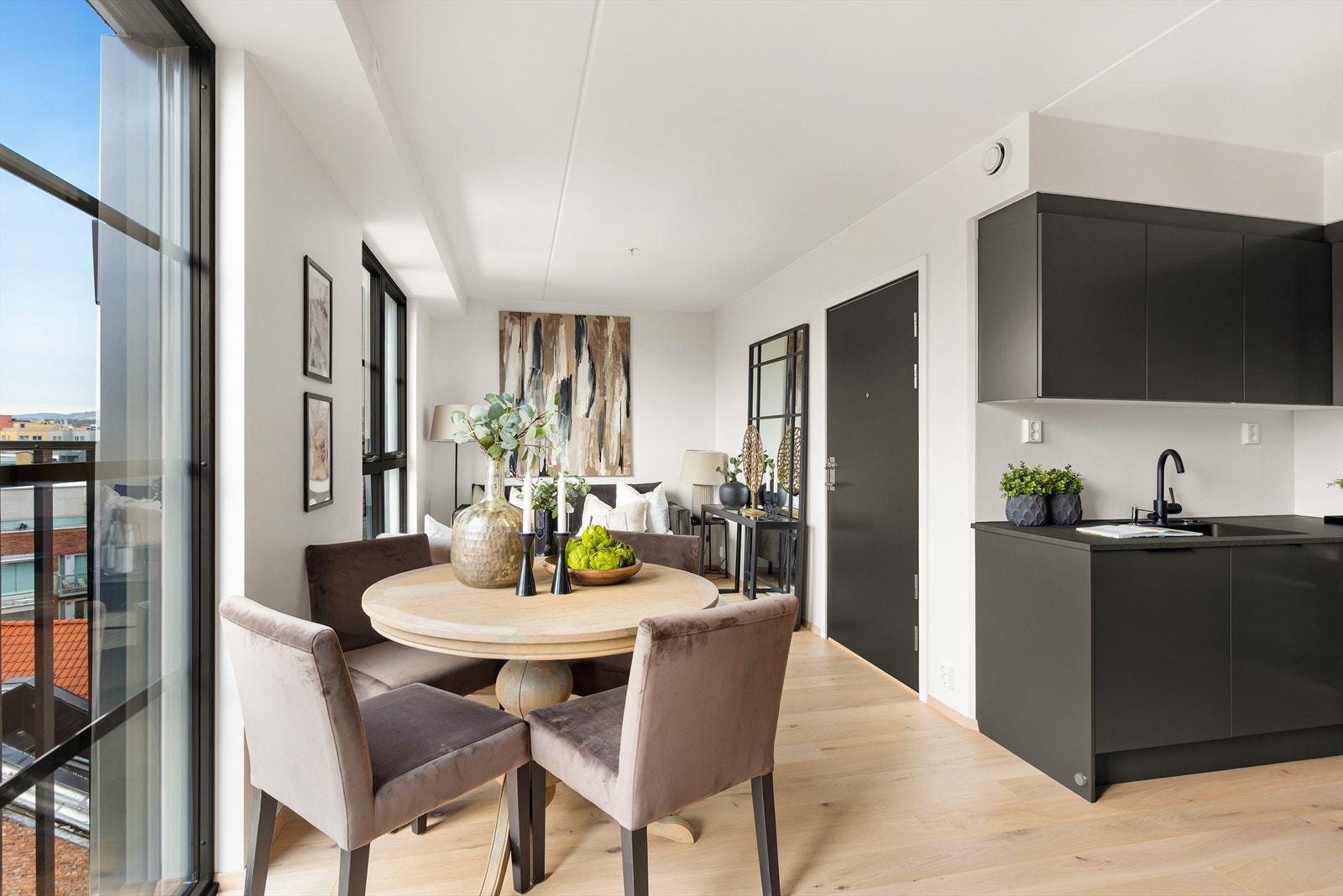 Den åpne løsningen legger fint til rette for flere hyggelige soner. Galleribilde