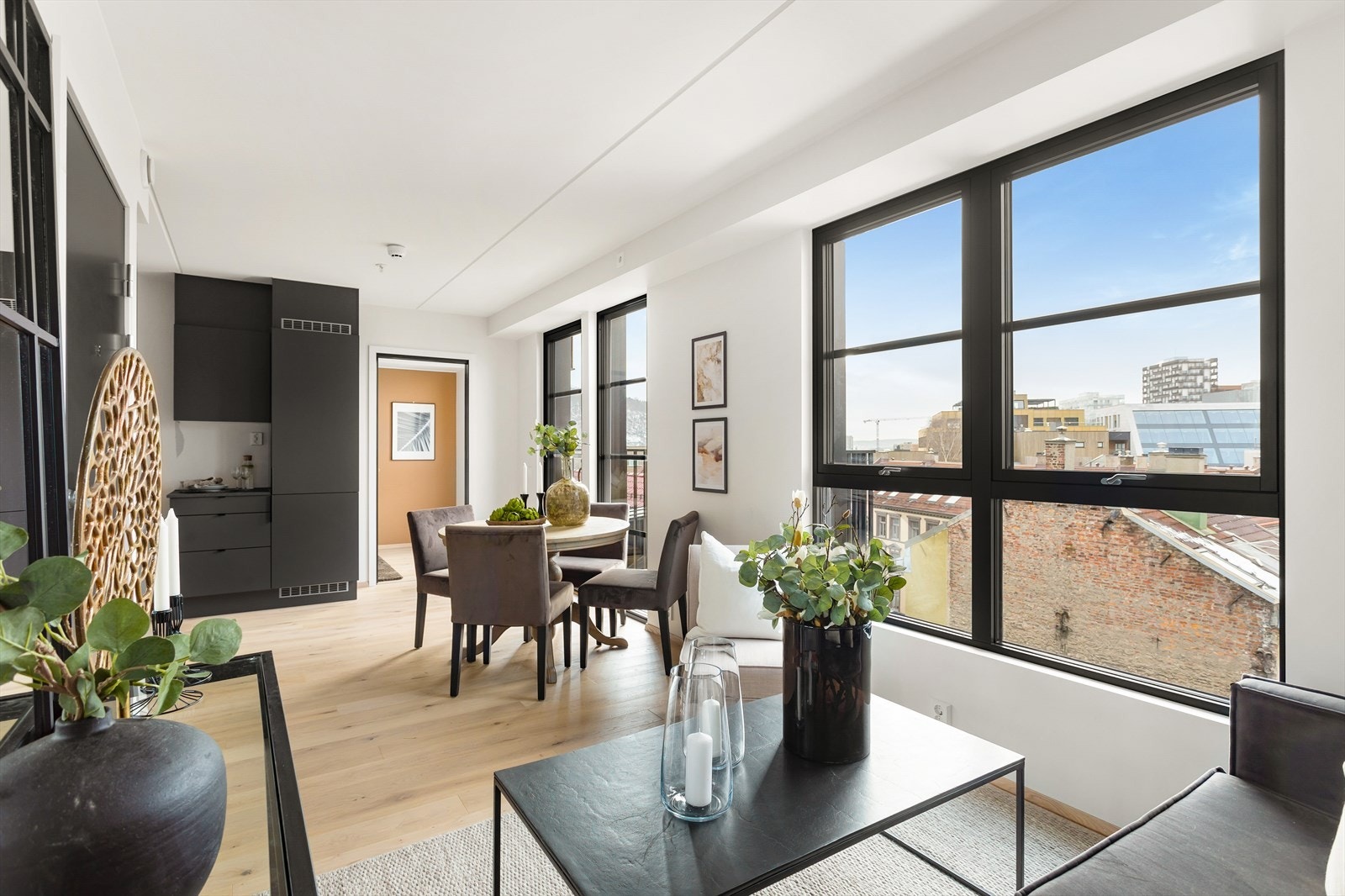 Leiligheten har store og fine vindusflater som gir rikelig med naturlig lys. Galleribilde