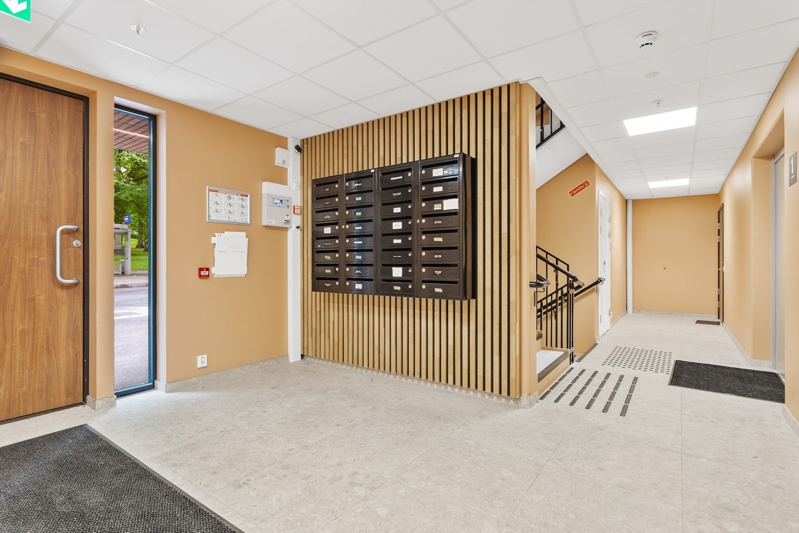 Du inviteres inn i leiligheten via heisadkomst fra bakkeplan. Galleribilde