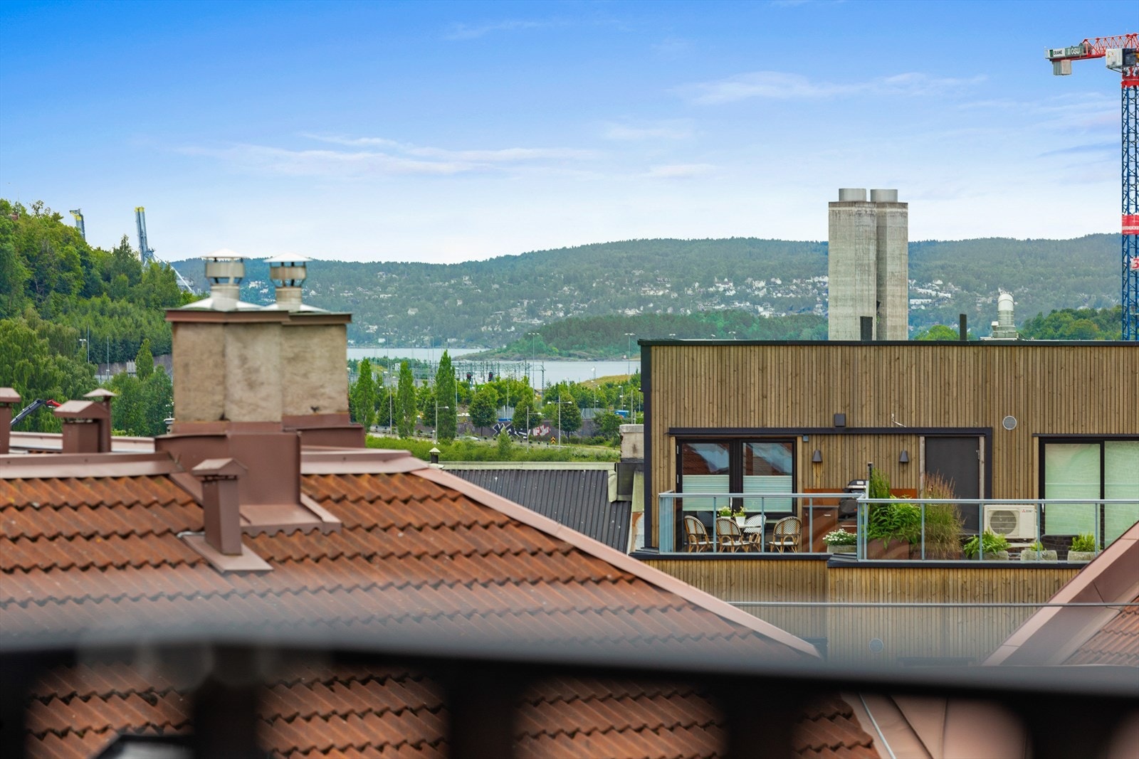 Fra balkongen kan du se helt opp til Holmenkollen og ned til sjøen på klarværsdager. Galleribilde