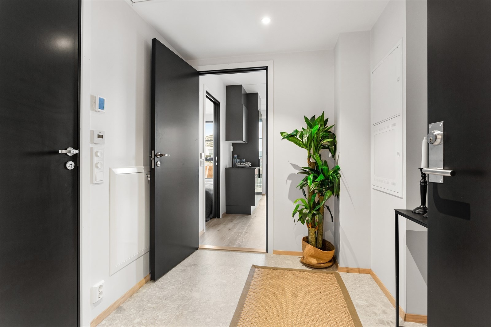 Flislagt entré med gulvvarme. Her er det fin plass til å henge fra seg yttertøyet. Galleribilde