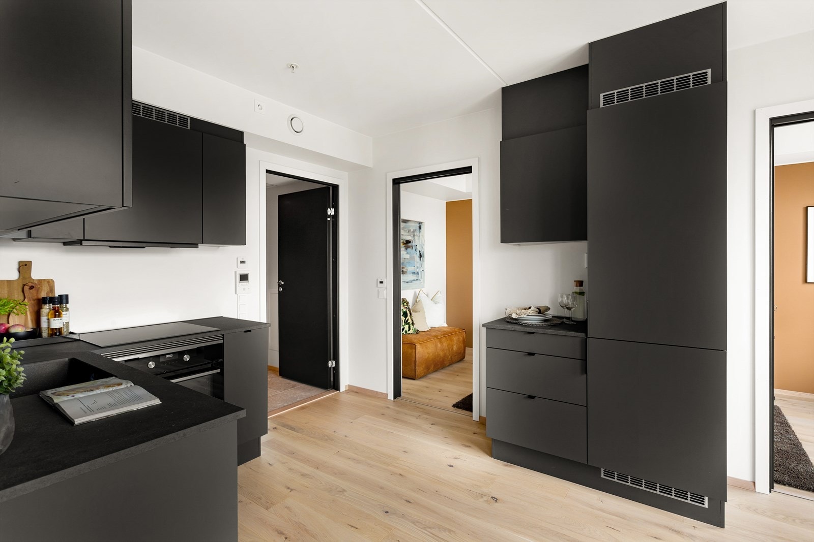 Kjøkkenet er delt i to fine soner som møter deg fra entréen, og danner naturlige soner. Galleribilde