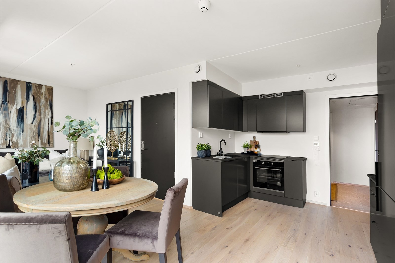 I leiligheten er det lagt lun parkett med gulvvarme i stue/kjøkken og gang. Galleribilde