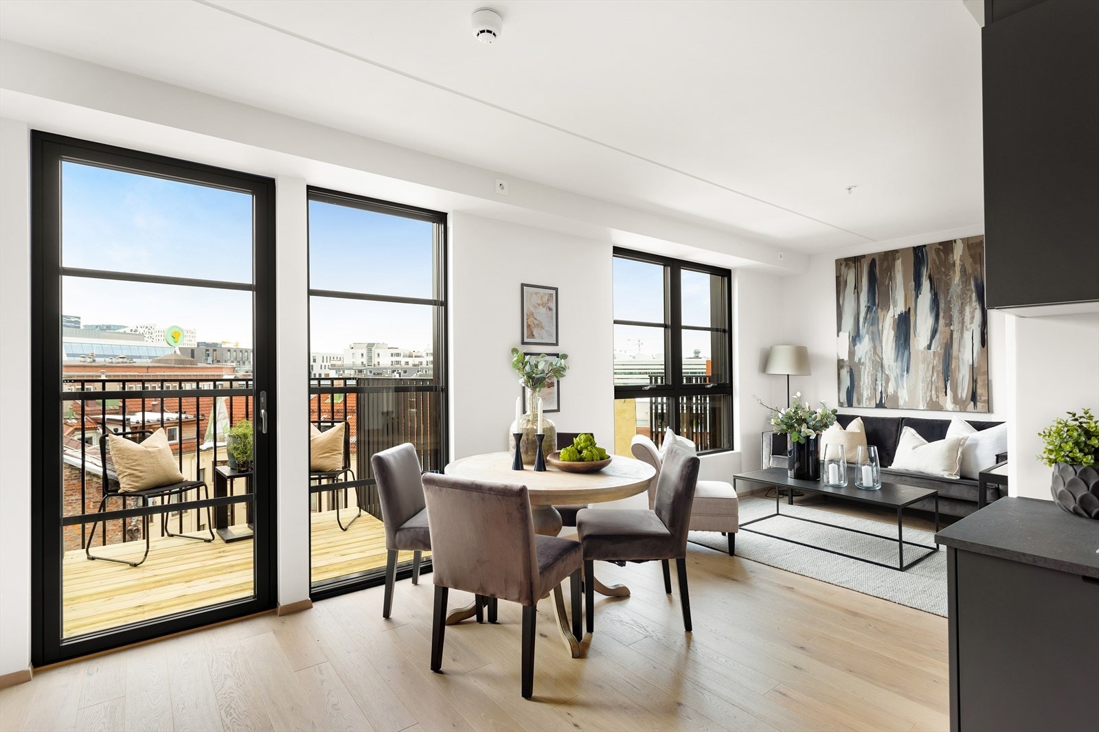 Kjøkkenet er levert i mørk elegant stil fra HTH. Galleribilde