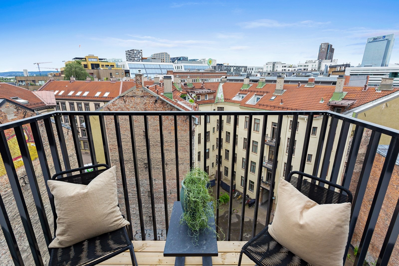 .. Fra stuen har du utgang til balkongen på ca. 3 kvm med god utsikt. Galleribilde