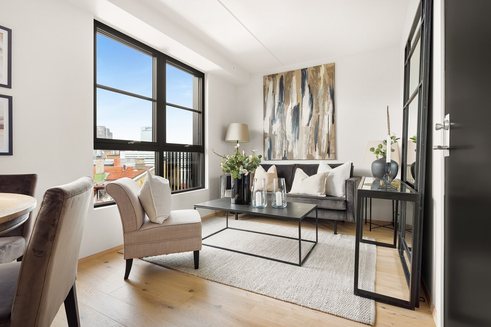 I denne leiligheten er det valgt et behagelig mørkt konsept som standard. Galleribilde