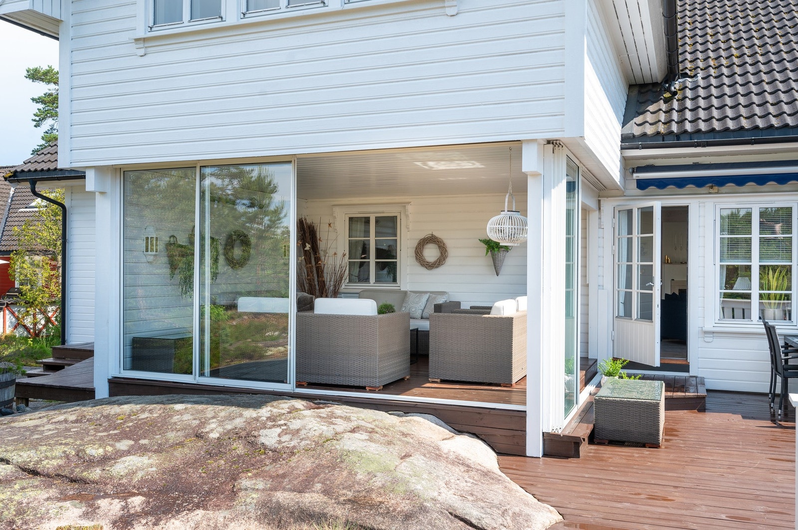 Innglasset del av terrassen, gjør sommerkveldene og sommersesongen lengre. Galleribilde