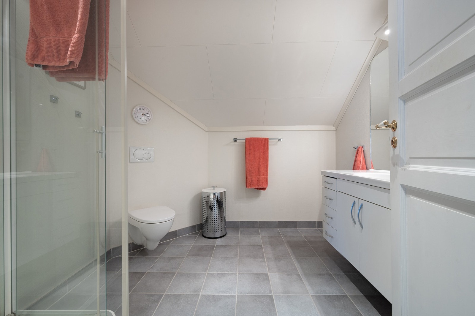 Bad nr to i andre etasje. Servantinnrending, dusjkabinett og vegghengt WC. Galleribilde