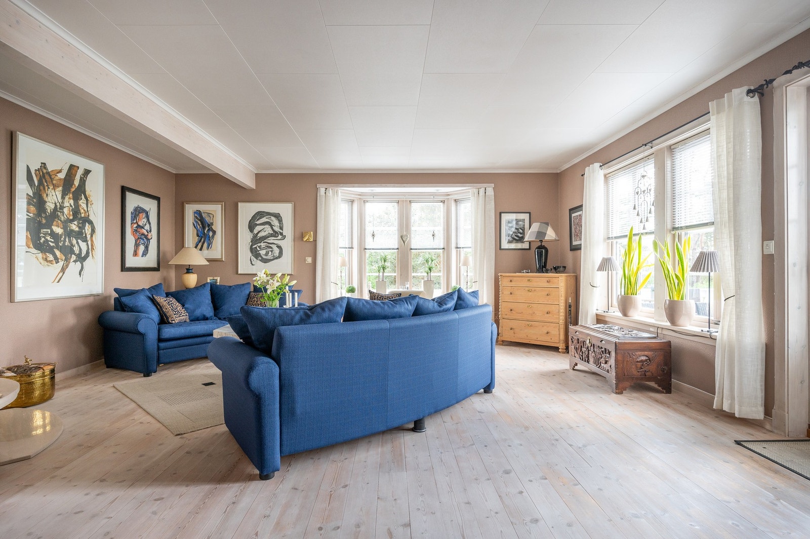 En stor stue med lysinslipp fra to sider. Galleribilde