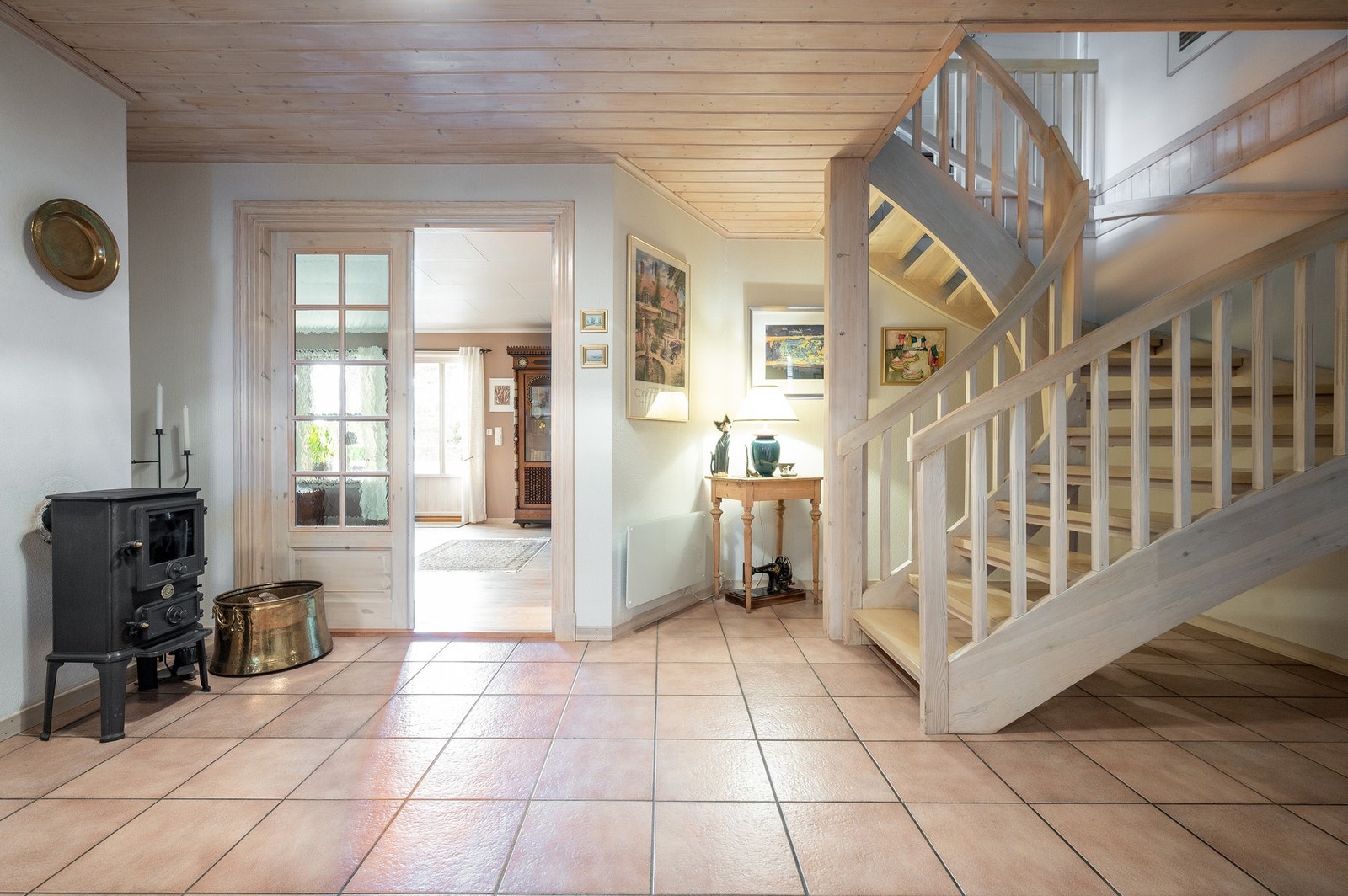 En stor hall, der trappen fra andre etasje svinger seg ned. Galleribilde