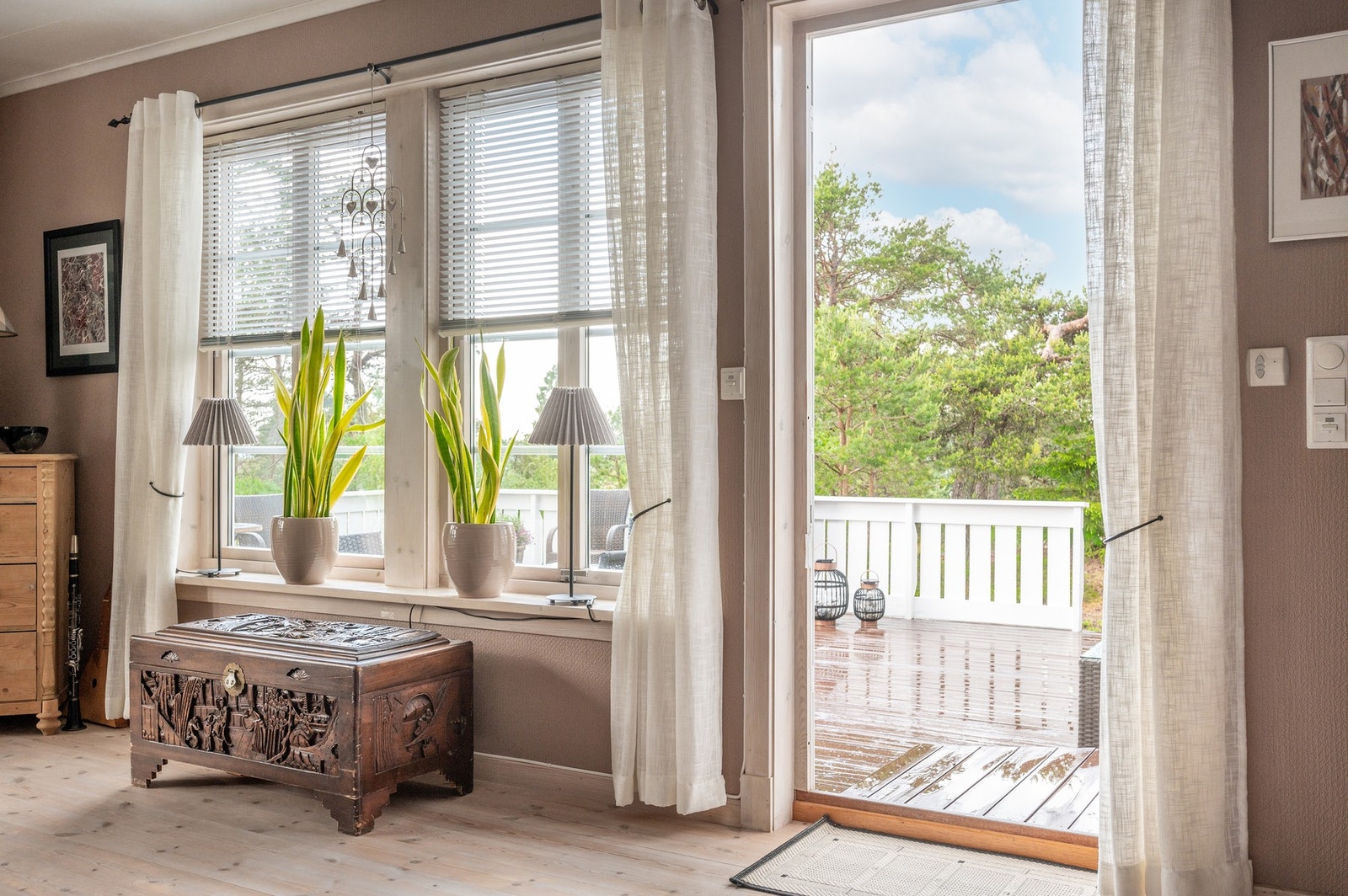 Direkte utgang til den store terrassen mot syd og vest. Galleribilde