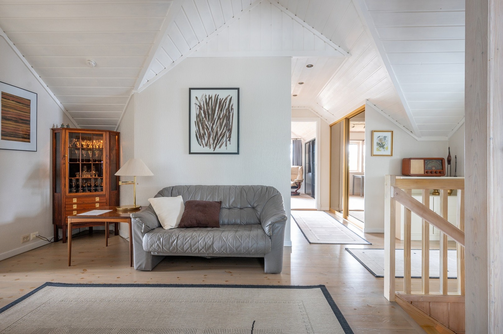 I andre etasje kommer du opp til en ekstra tv-stue som forbindelse til fire soverom og to bad. Galleribilde