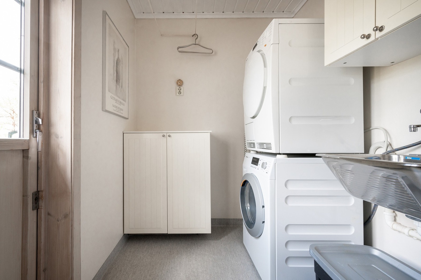 Et praktisk og velplassert vaskerom i tlknytting til kjøkkeet. Galleribilde