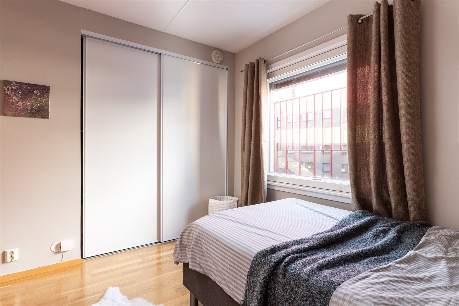 Stort, innebygget garderobeskap. Galleribilde