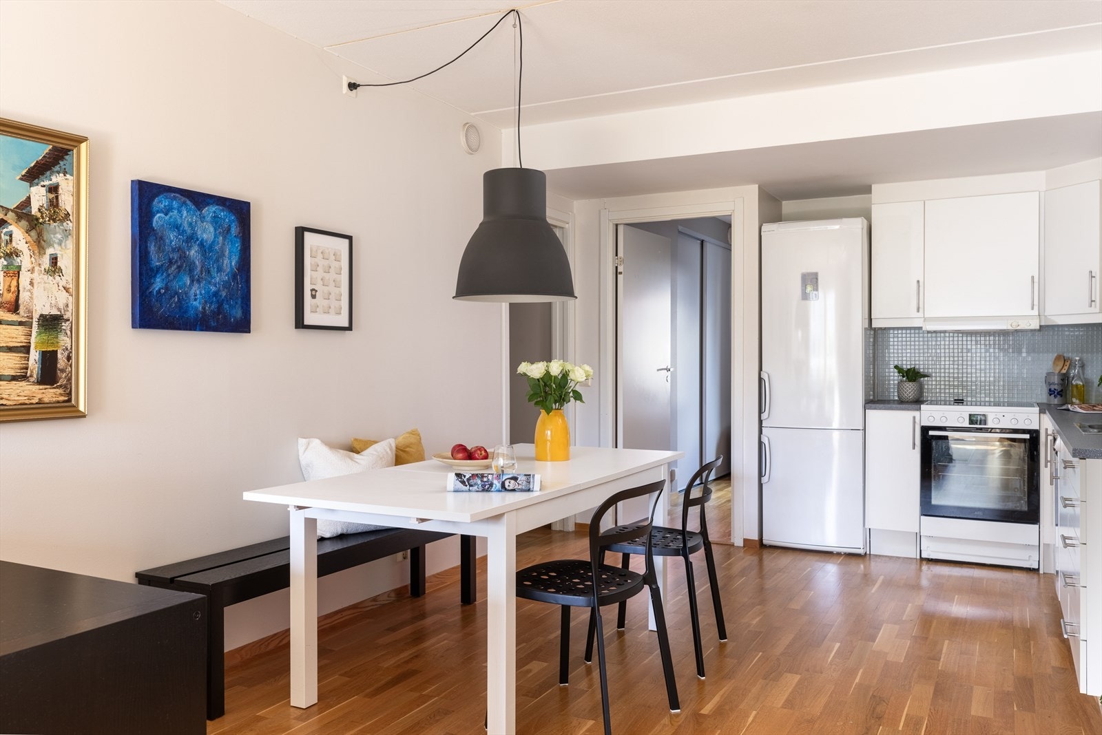 God plass til stort spisebord hvor du kan invitere venner og familie. Galleribilde