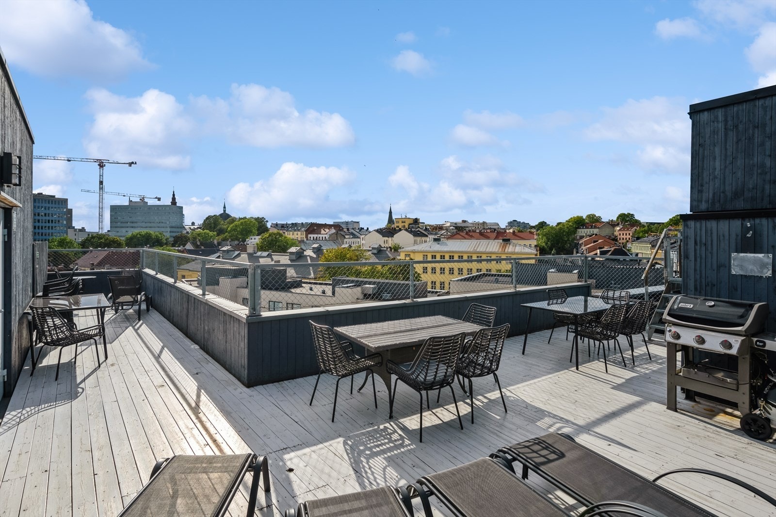 Herlig, felles takterasse med adkomst fra oppgangen i nummer 12. Fantastisk utsikt over Oslo, og flere soner med sittegrupper! Galleribilde