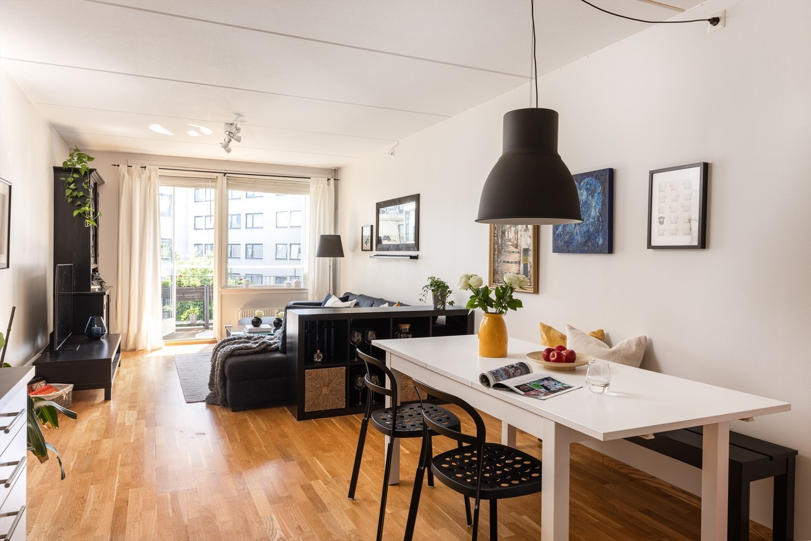Lys og pen stue med utgang til balkongen. Galleribilde