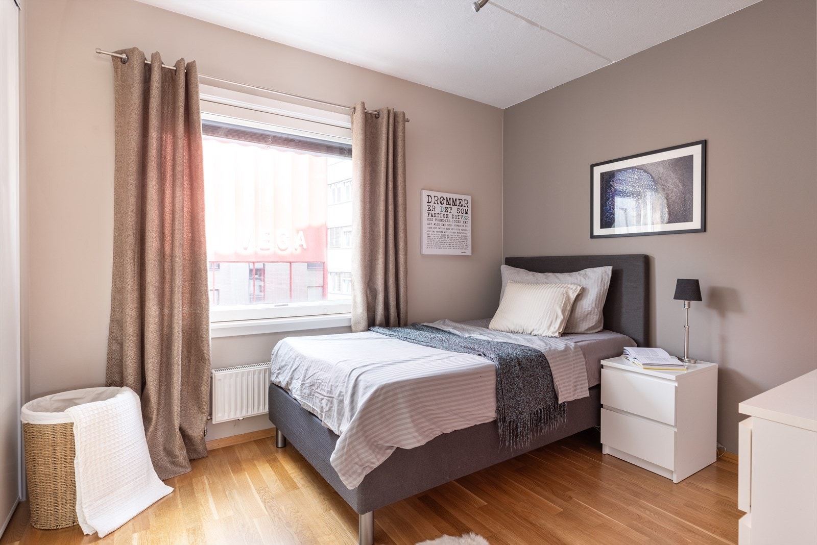 Leiligheten har to soverom av god størrelse, og begge har god plass til stor dobbeltseng, nattbord og garderobeskap. Galleribilde
