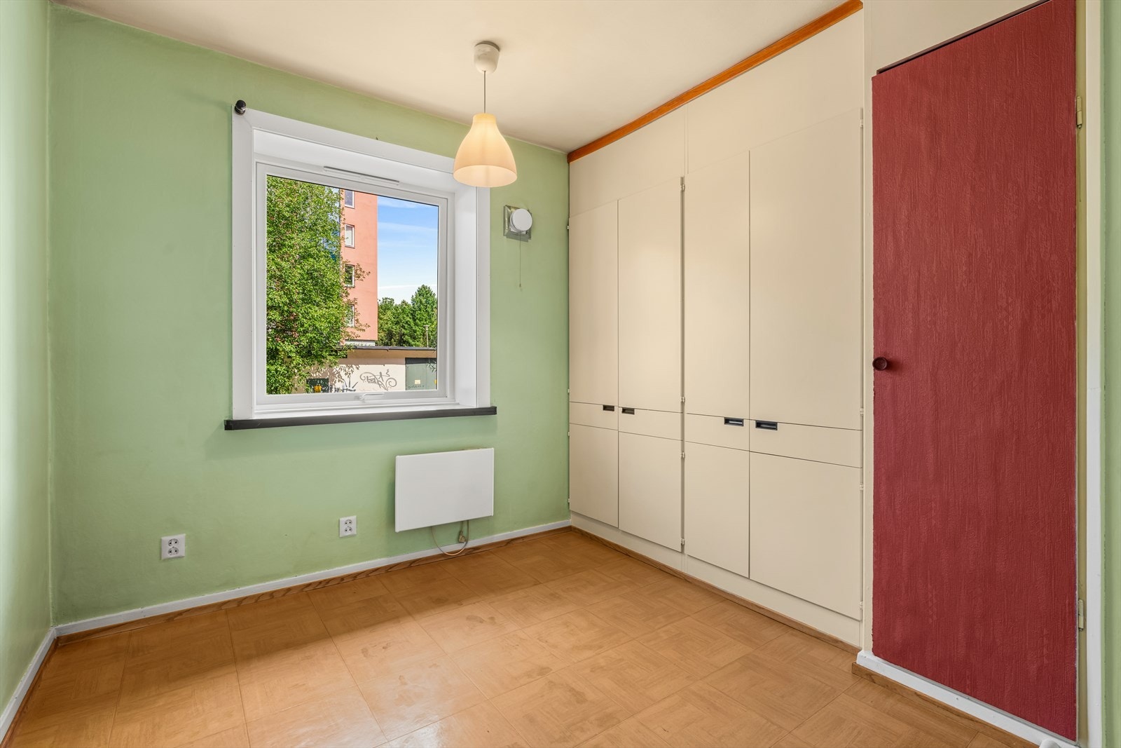 Rommet har stor garderobe med god plass til oppbevaring. Galleribilde