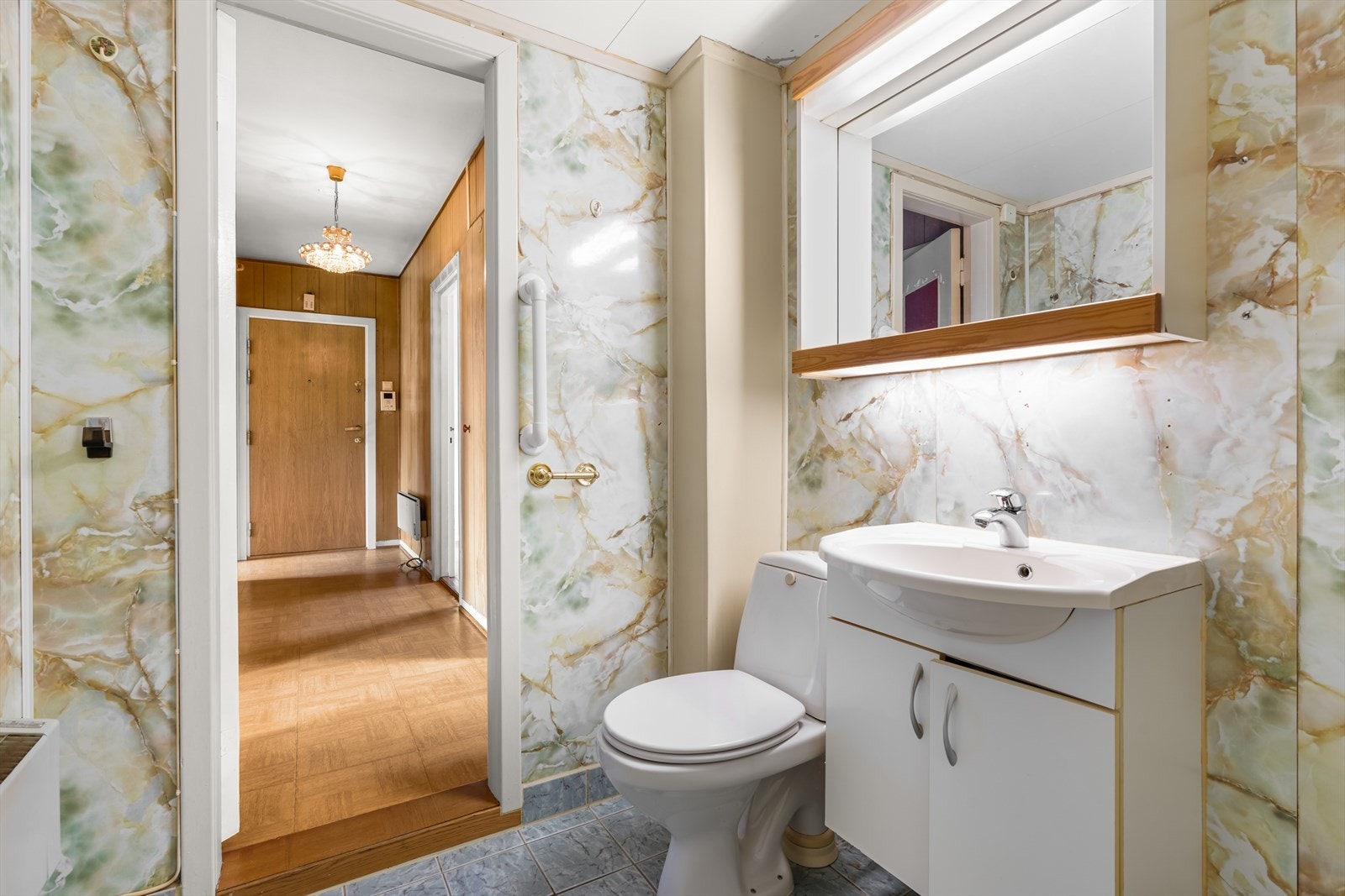 Badet har innredning med nedfelt servant, samt toalett og dusj. Galleribilde