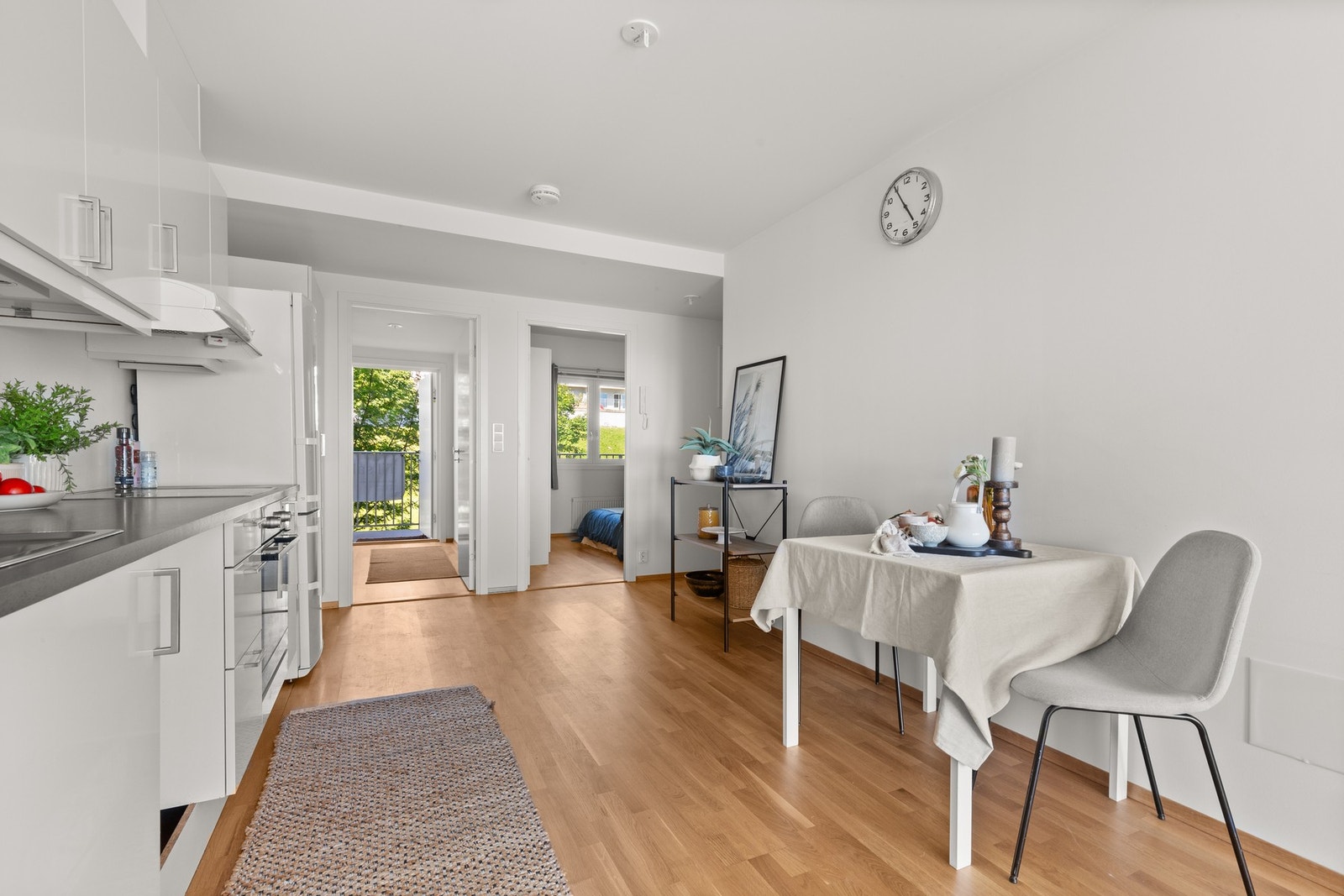 Åpent og lyst med svalgang fra inngangsparti Galleribilde