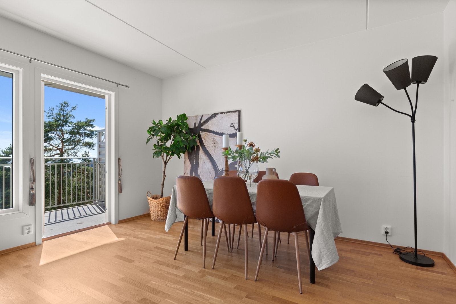 God plass til spisestue for familie- og vennemiddager Galleribilde