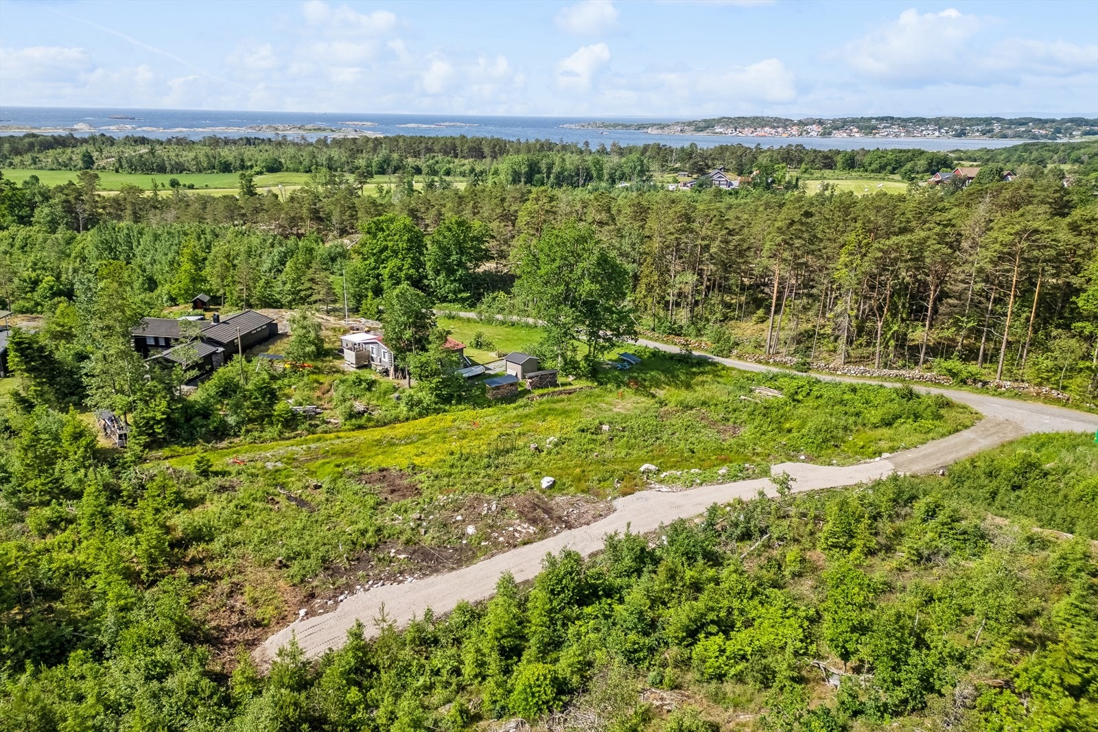 Nyt det gode liv med sjønær beliggenhet og vakre omgivelser i ferieparadiset Helgeroa. Ca 2 timers kjøreavstand fra f.eks. Oslo ! Galleribilde
