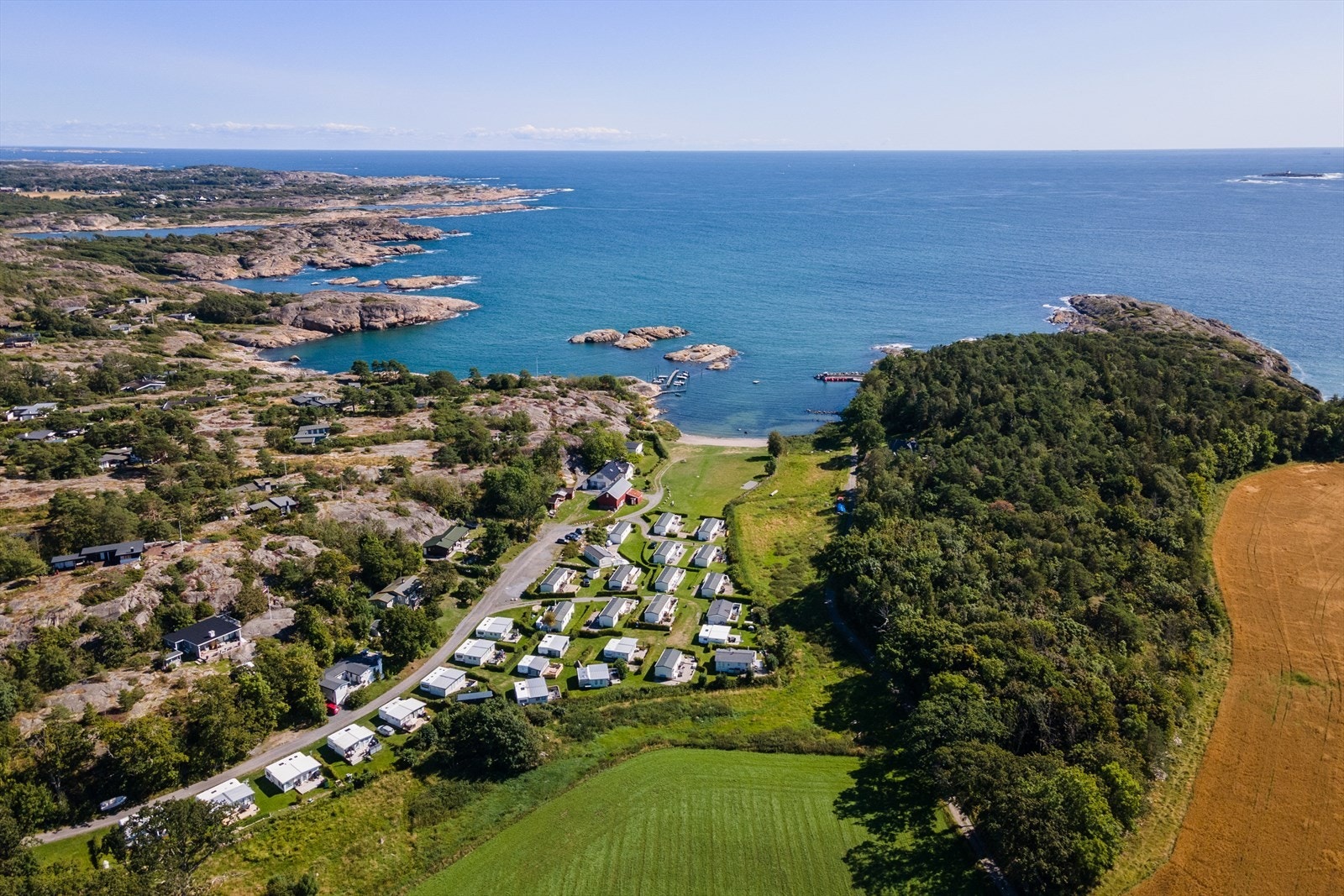 Du kommer til de tre tomtene på venstre side før campingen. Galleribilde