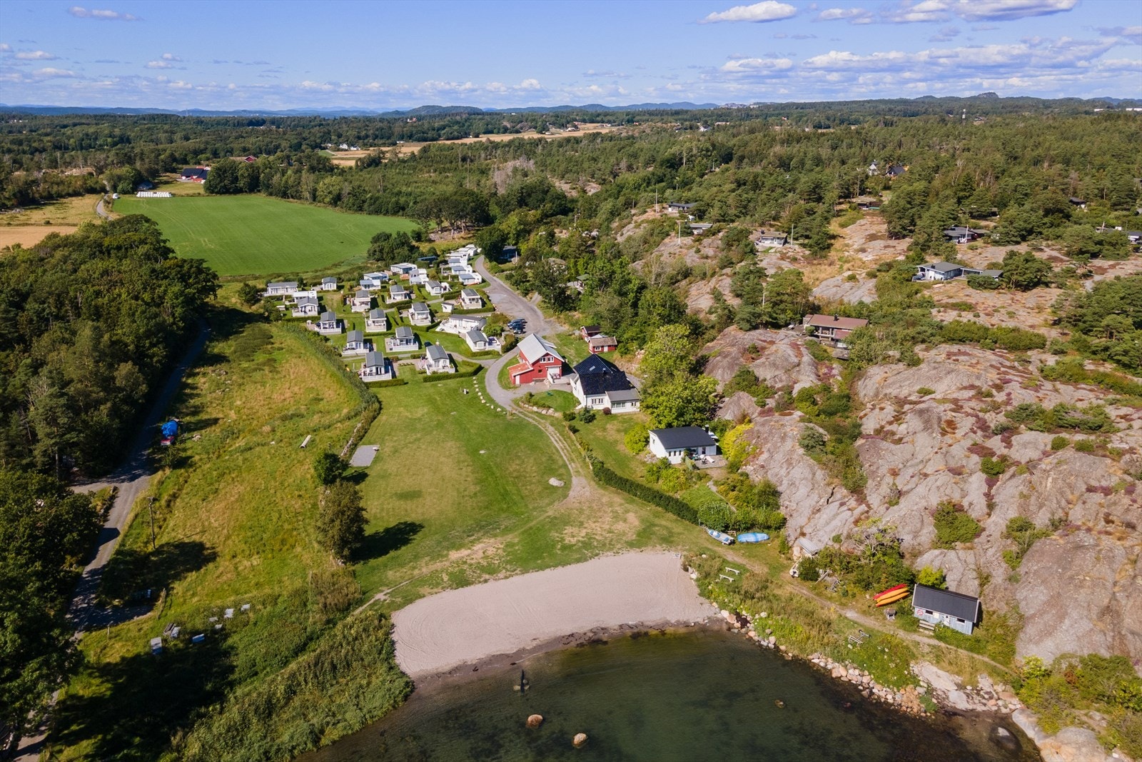 Oversiktsbilde som viser nærmeste strand og Sjørosen camping. Galleribilde