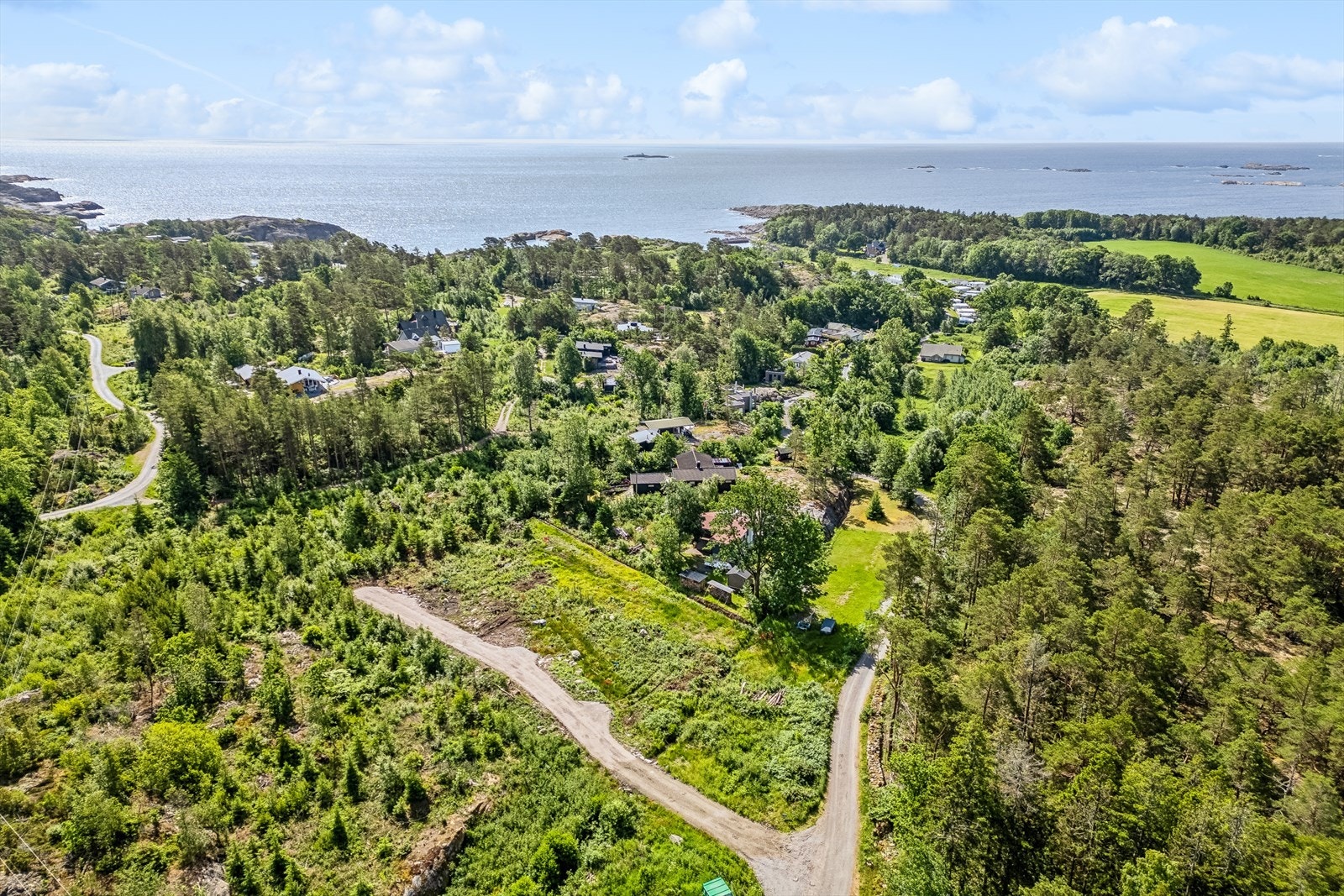 Oversiktsbilde viser nærhet til sjøen. Det er ikke direkte sjøutsikt fra tomtene. Det er 500 m. til sjø. De tre tomtene ligger fint og lunt til med naturen tett på! Galleribilde