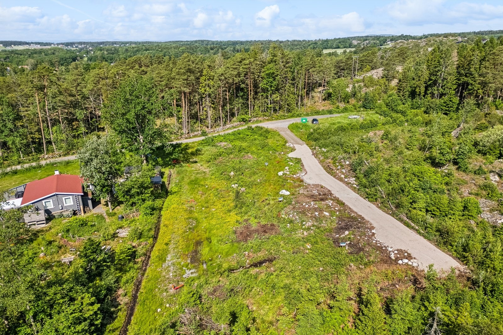 Området å bilde består av tre fine hyttetomter klare for bebyggelse. Tomtene er på hhv 634, 528 og 687 kvm. Galleribilde
