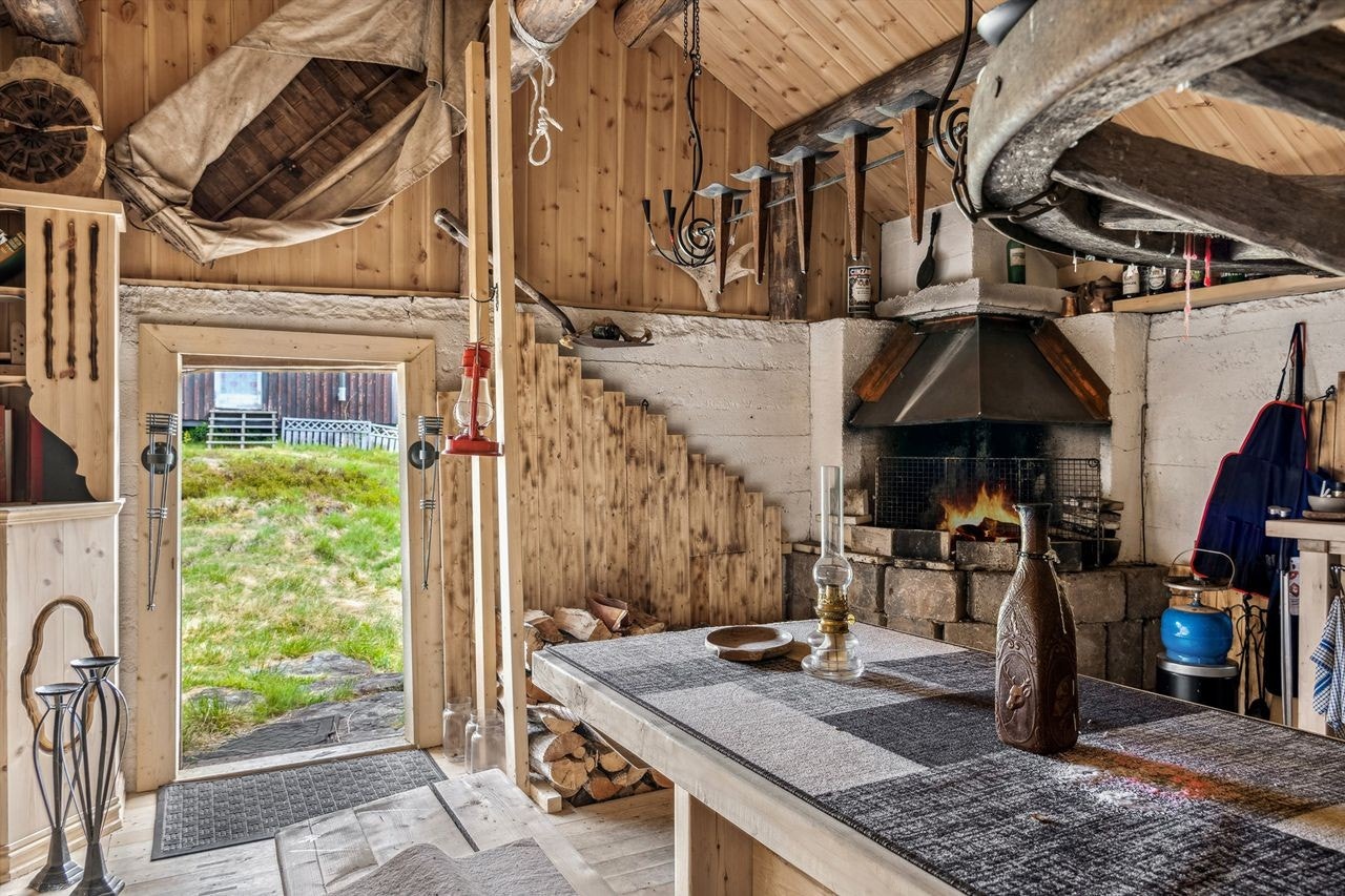 Gildestue! Innredet med langbord og 2 sengeplasser, åpen peis og brent panel Galleribilde