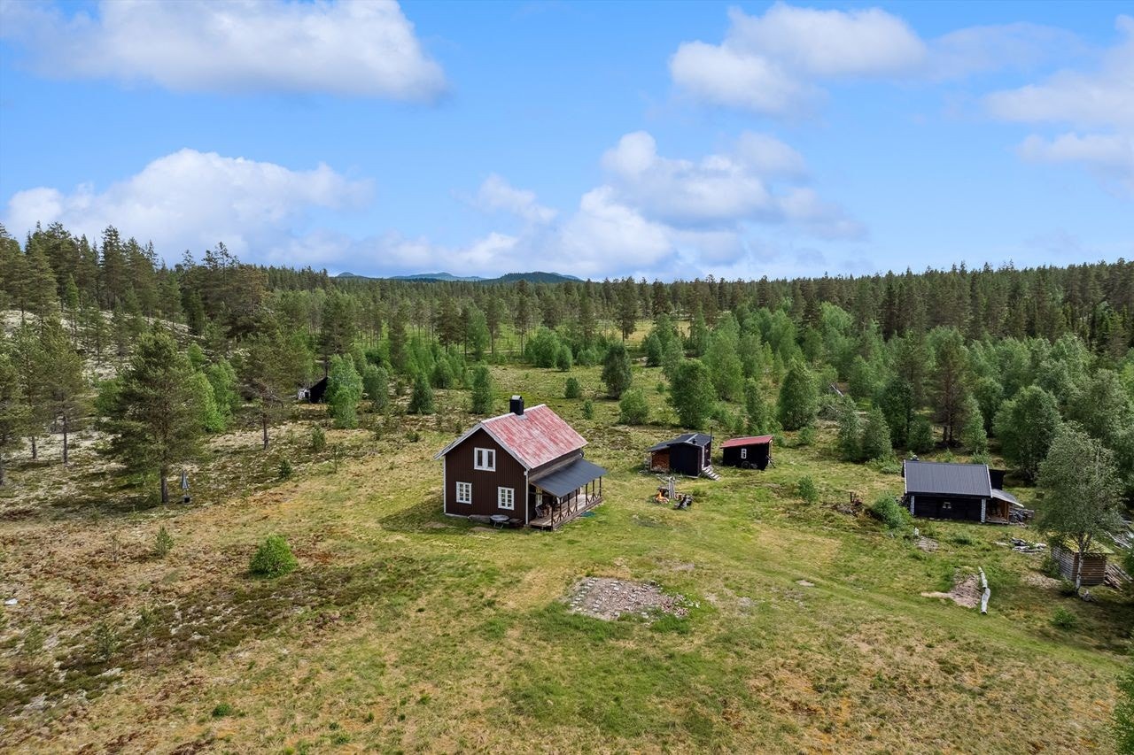 Tidligeresmåbruk på stor tomt på hele 18 dekar Galleribilde
