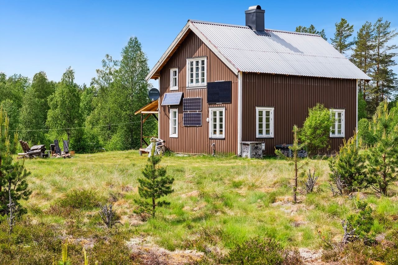 Hytta har ikke innlagt strøm og vann, men solcelleanlegg og vann hentes fra bekken like ved Galleribilde