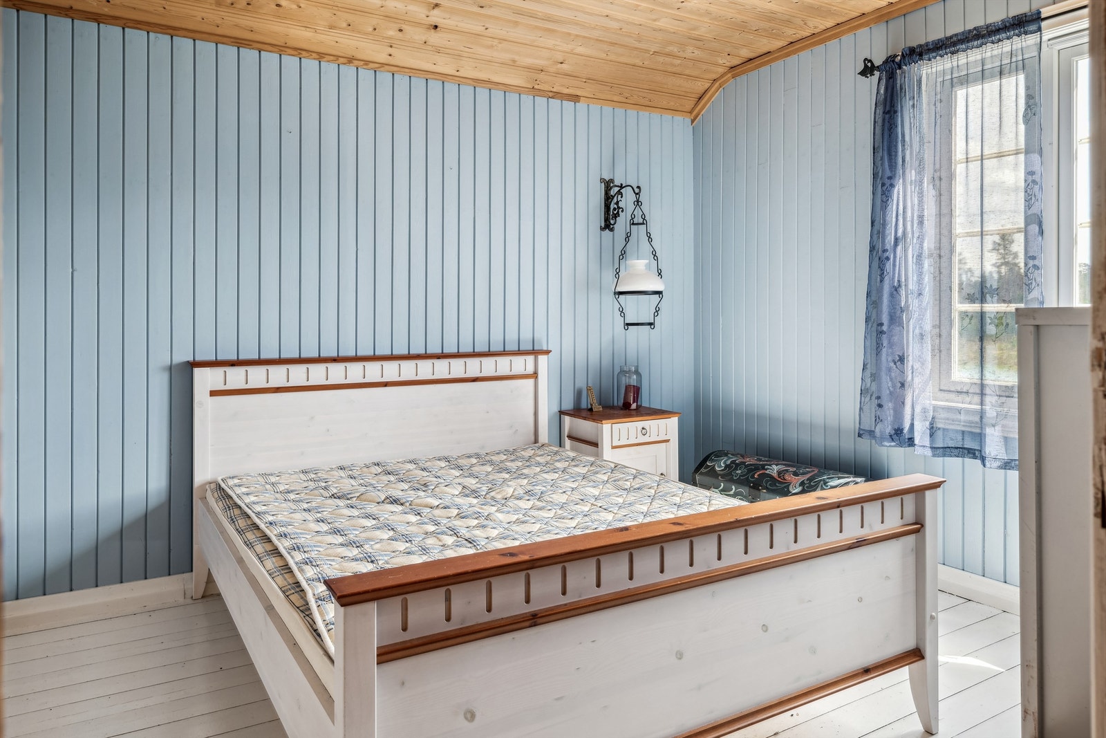 Huset har 3 soverom av god størrelse. Her fra hovedsoverommet innredet med dobbeltseng Galleribilde